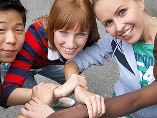 Symbolbild: Fünf Jugendliche halten sich aneinander und lächeln. (Franz Pflügel - stock.adobe.com)